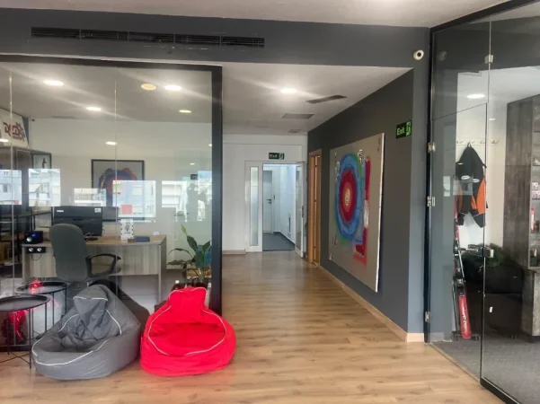 Tirane, jepet me qera zyre , 250 m² 2.500 € (Ish Tregu Elektrik)