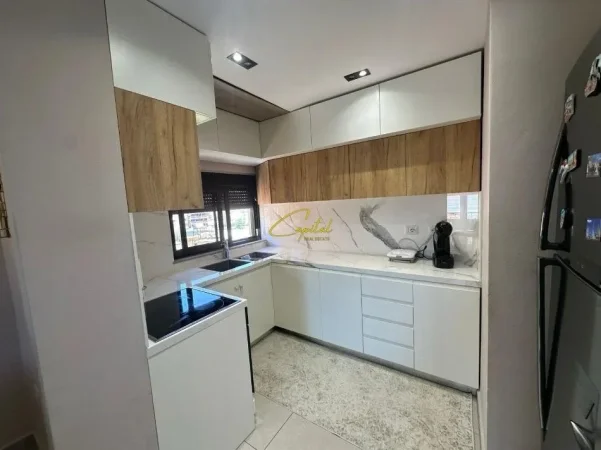 Tirane, jepet me qera apartament 2+1 Kati 3, 120 m² 750 € (XHAMLLIKU)
