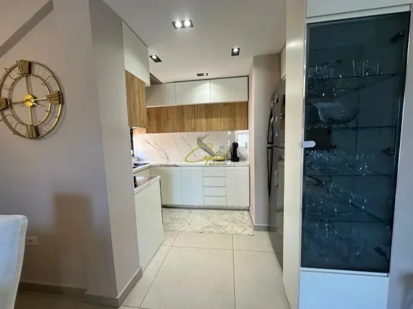 Tirane, jepet me qera apartament 2+1 Kati 3, 120 m² 750 € (XHAMLLIKU)
