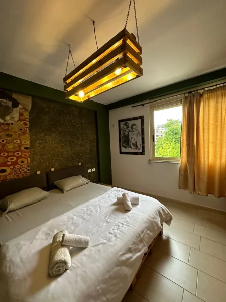 Tirane, jepet me qera apartament 1+1+Ballkon Kati 2, 67 m² 500 € (Kopshti botanik)