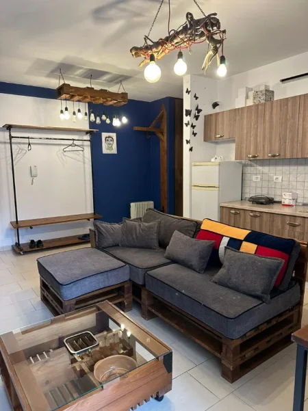Tirane, jepet me qera apartament 1+1+Ballkon Kati 2, 67 m² 500 € (Kopshti botanik)