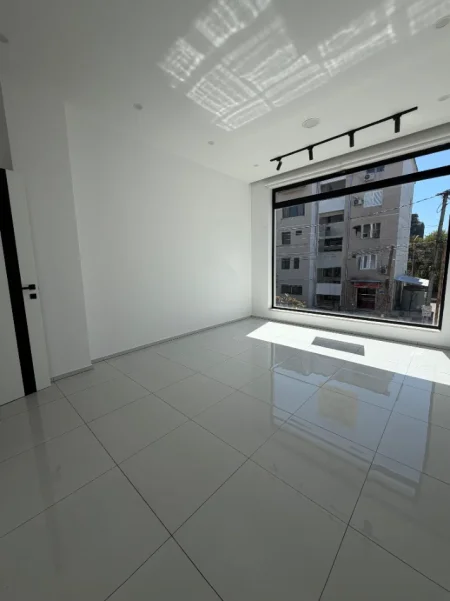 Tirane, jepet me qera ambjent biznesi Kati 2, 20 m² 350 € (Kamez,prane rrethit)