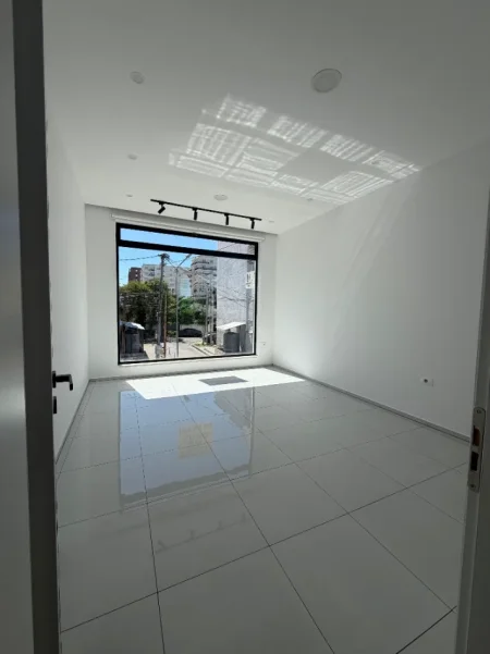 Tirane, jepet me qera ambjent biznesi Kati 2, 20 m² 350 € (Kamez,prane rrethit)