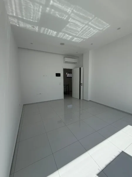 Tirane, jepet me qera ambjent biznesi Kati 2, 20 m² 350 € (Kamez,prane rrethit)