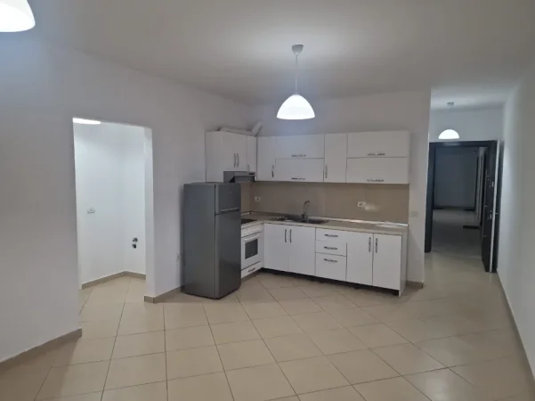 Tirane, jepet me qera ambjent biznesi Kati 4, 70 m² 450 € (ish fusha e aviacionit)