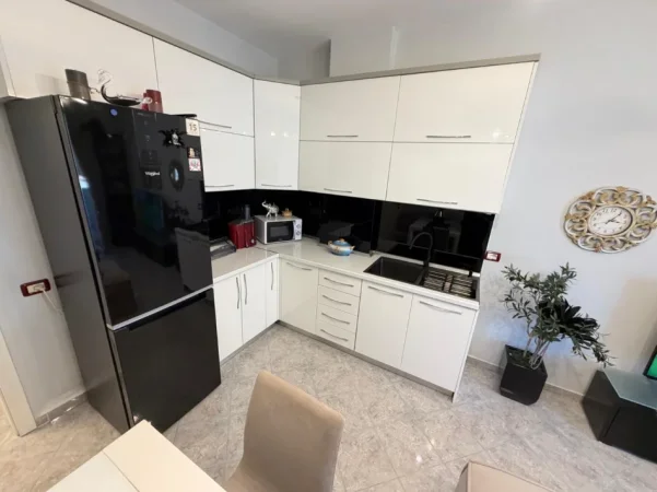 Tirane, jepet me qera apartament 2+1 Kati 7, 500 € (ish parku i autobusave)