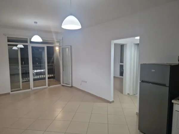 Tirane, jepet me qera zyre Kati 4, 70 m² 450 € (ish fusha e aviacionit)