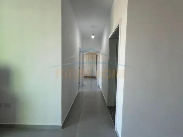 Tirane, shitet apartament 2+1+Ballkon Kati 4, 99 m² 175.000 € (Rruga 5 Maji)