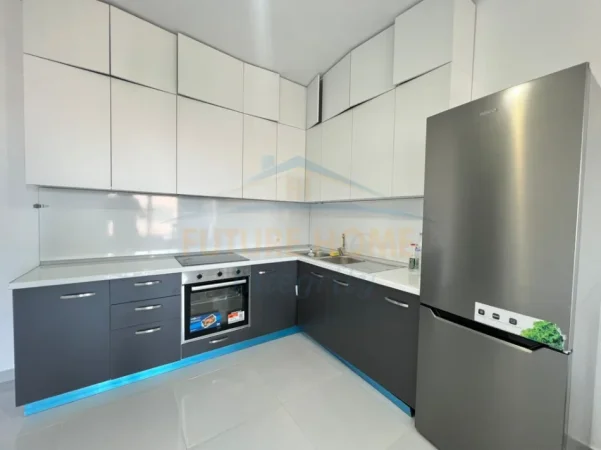 Tirane, shitet apartament 2+1+Ballkon Kati 4, 99 m² 175.000 € (Rruga 5 Maji)