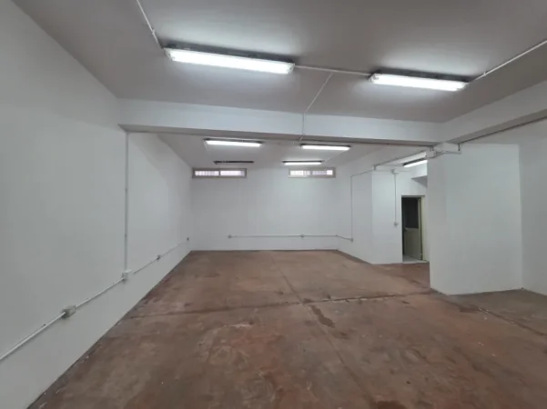 Tirane, jepet me qera magazine Kati -1, 135 m² 500 € (Astir)