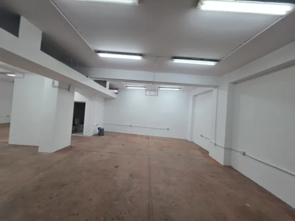 Tirane, jepet me qera magazine Kati -1, 135 m² 500 € (Yzberisht)
