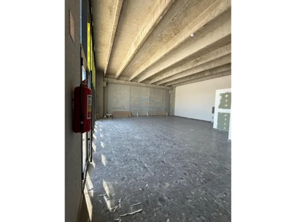 Tirane, shitet magazine Kati 0, 4.452 m² 4.500.000 € (Vore- Rinas)