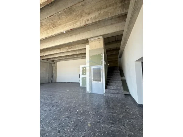 Tirane, shitet magazine Kati 0, 4.452 m² 4.500.000 € (Vore- Rinas)