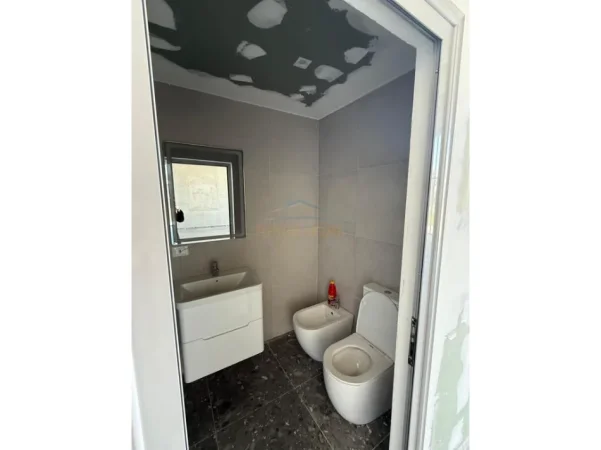 Tirane, shitet magazine Kati 0, 4.452 m² 4.500.000 € (Vore- Rinas)