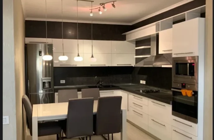 Tirane, jepet me qera apartament 3+1 Kati 4, 120 m² 850 € (STACIONI TRENIT)