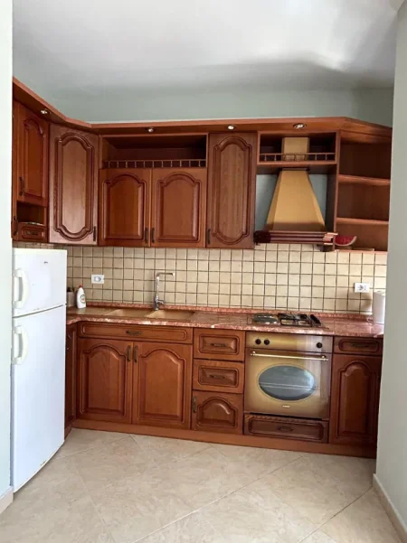 Durres, jepet me qera apartament 1+1+Ballkon Kati 2, 67 m² 400 € (Rruga Ankona, Nd.52, Plazh - Skembi i Kavajes)