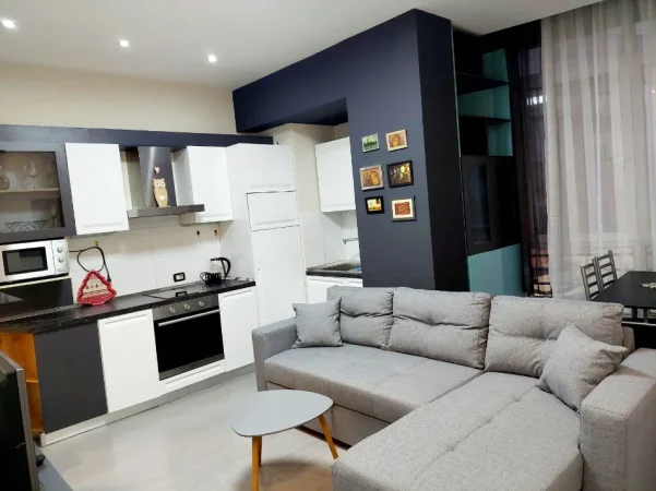 Tirane, jepet me qera apartament 1+1+Ballkon Kati 1, 65 m² 600 € (Ambasada Amerikane/Rr.Pjeter Budi)