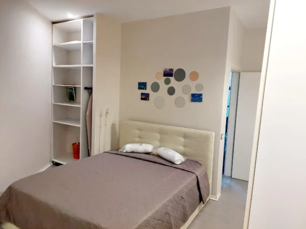 Tirane, jepet me qera apartament 1+1+Ballkon Kati 1, 65 m² 600 € (Ambasada Amerikane/Rr.Pjeter Budi)