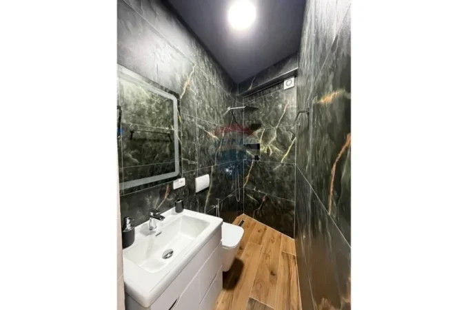 Tirane, jepet me qera apartament 2+1+Ballkon Kati 2, 85 m² 680 € (Kopshti Botanik)