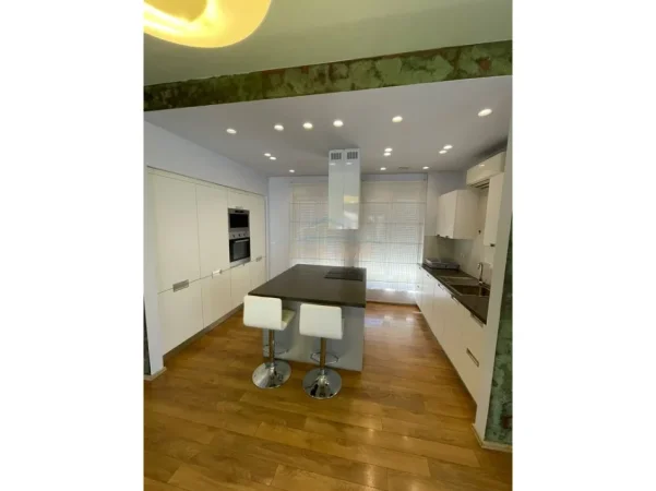 Tirane, jepet me qera Vile 3 Katshe Kati 3, 251 m² 2.500 € (White House Residence)