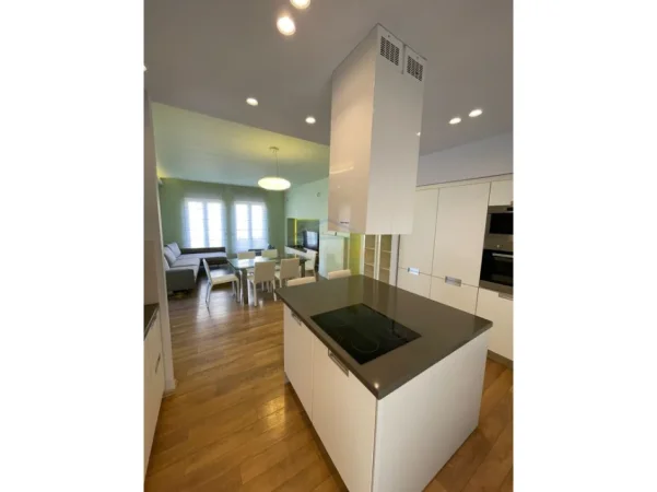 Tirane, jepet me qera Vile 3 Katshe Kati 3, 251 m² 2.500 € (White House Residence)