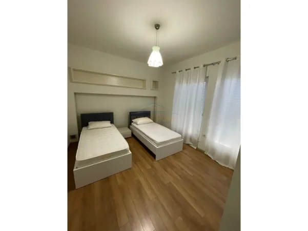 Tirane, jepet me qera Vile 3 Katshe Kati 3, 251 m² 2.500 € (White House Residence)