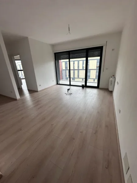 Tirane, jepet me qera zyre Kati 6, 89 m² 770 € (STACIONI I TRENIT)