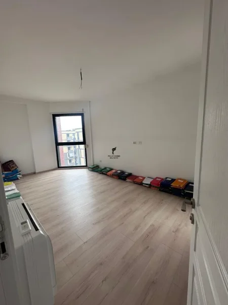 Tirane, jepet me qera zyre Kati 6, 89 m² 770 € (STACIONI I TRENIT)