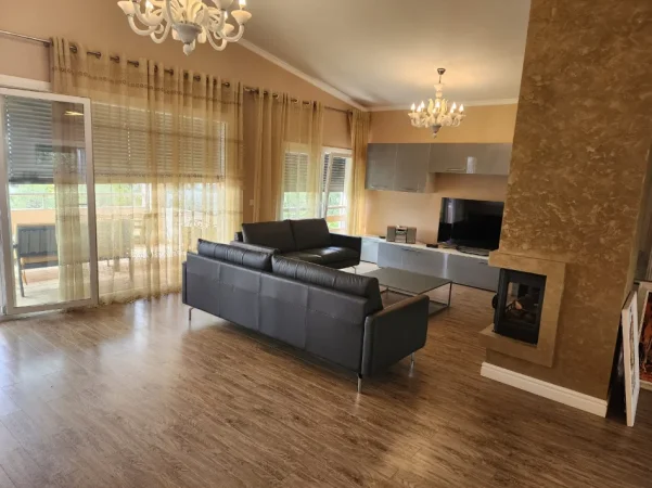 Tirane, jepet me qera Vile 2 Katshe , 500 m² 2.000 € (LONG HILL RESIDENCE)