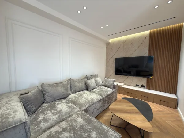 Tirane, shitet apartament 2+1+Ballkon Kati 7, 101 m² 252.000 € (Bulevardi bajram curri)