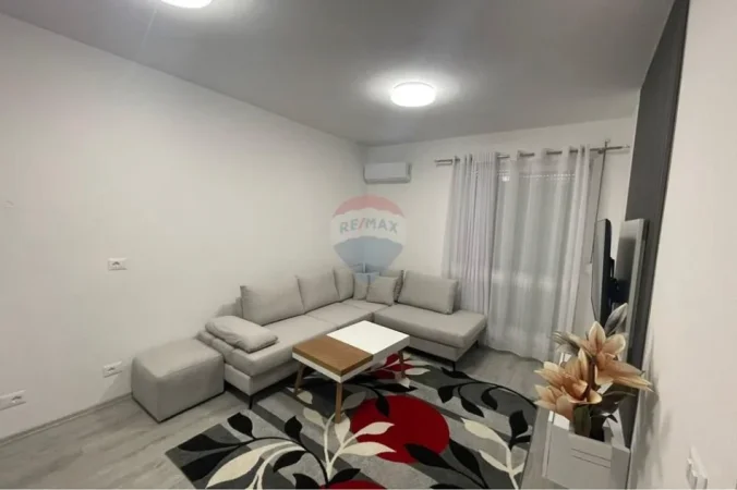 Tirane, jepet me qera apartament 1+1+Ballkon , 66 m² 400 € (Univers City)