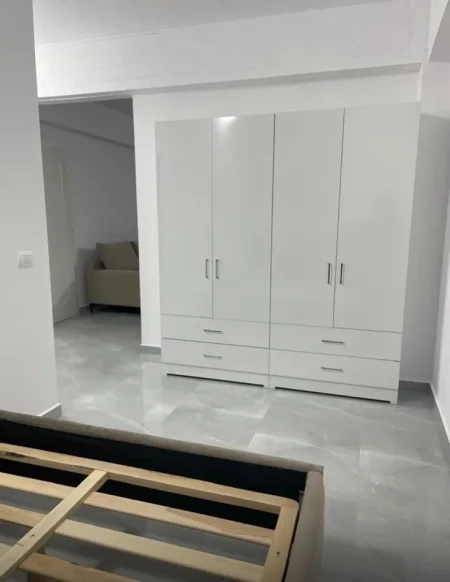 Tirane, jepet me qera apartament 1+1+Ballkon Kati 1, 400 € (Astir (prane Syri Tv))