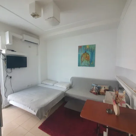 Jepet me Qera Garsoniere e mobiluar në  Fresk, një zonë e qetë dhe shumë e preferuar për banim, 270 Eur