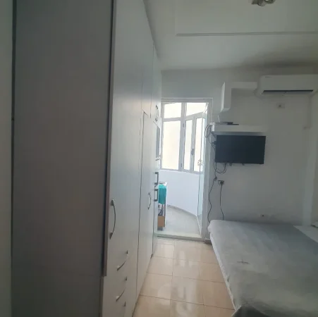 Jepet me Qera Garsoniere e mobiluar në  Fresk, një zonë e qetë dhe shumë e preferuar për banim, 270 Eur