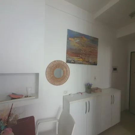 Jepet me Qera Garsoniere e mobiluar në  Fresk, një zonë e qetë dhe shumë e preferuar për banim, 270 Eur