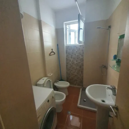 Jepet me Qera Garsoniere e mobiluar në  Fresk, një zonë e qetë dhe shumë e preferuar për banim, 270 Eur