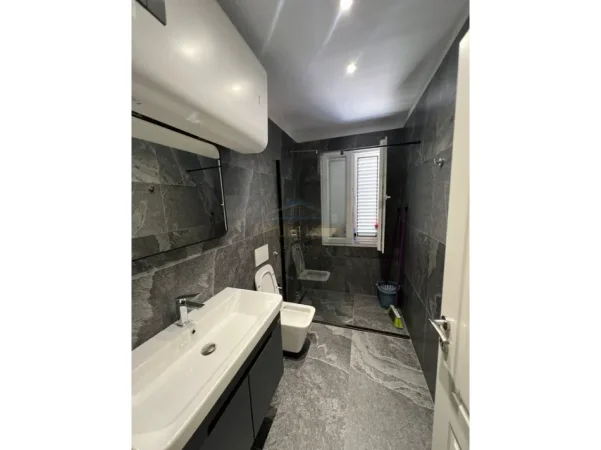Tirane, jepet me qera apartament Kati 5, 44 m² 750 € (Blloku)