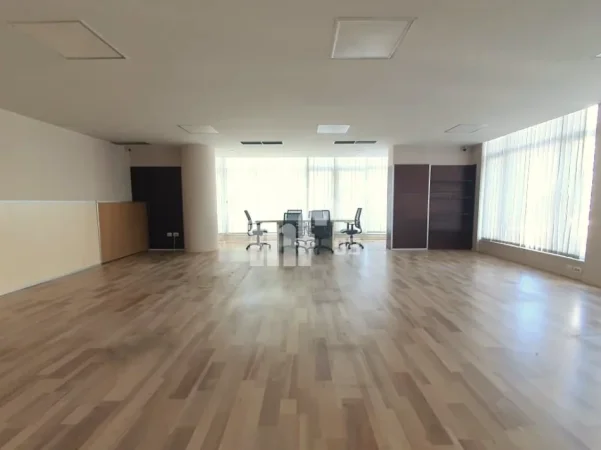 Tirane, jepet me qera zyre Kati 1, 260 m² 3.000 € (PRANË KOPËSHTIT ZOOLOGJIK)