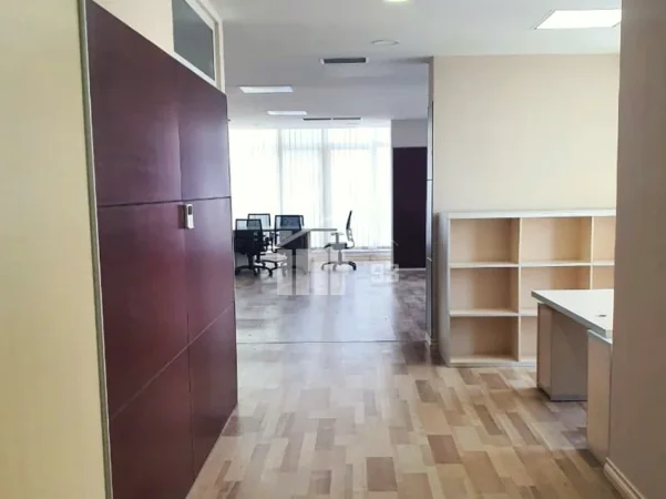 Tirane, jepet me qera zyre Kati 1, 260 m² 3.000 € (PRANË KOPËSHTIT ZOOLOGJIK)