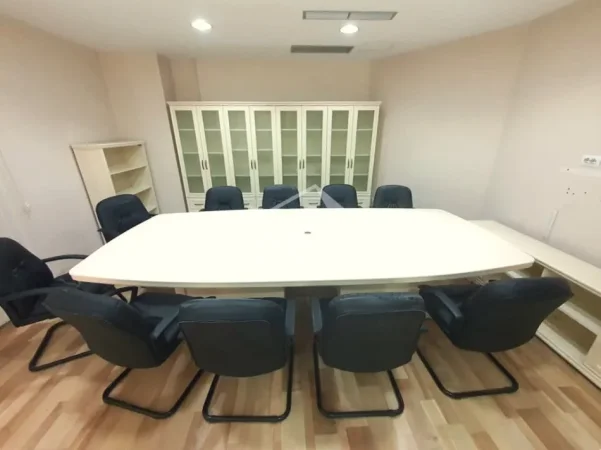 Tirane, jepet me qera zyre Kati 1, 260 m² 3.000 € (PRANË KOPËSHTIT ZOOLOGJIK)