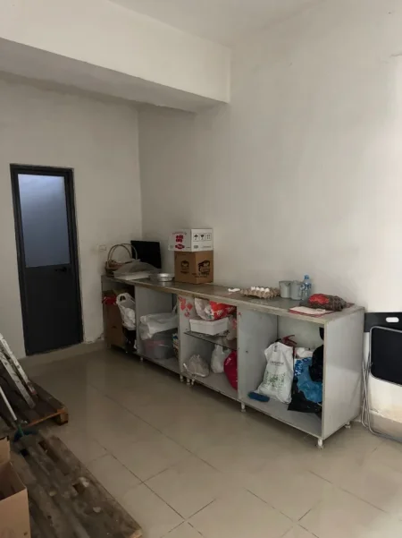 Tirane, jepet me qera dyqan Kati 0, 70 m² 1.800 € (VASIL SHANTO)