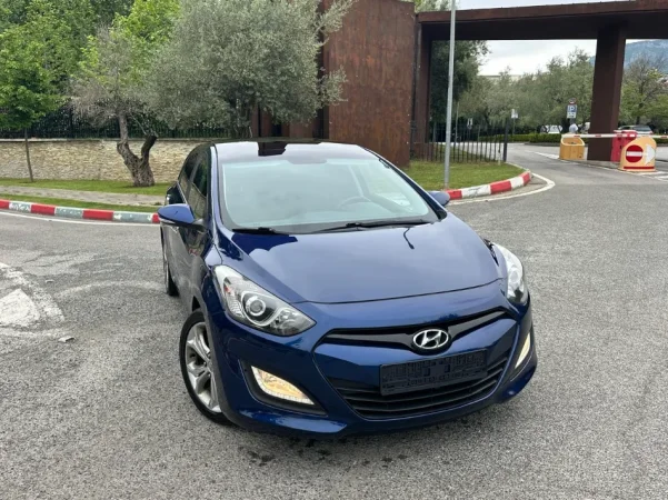 Tirane, shes makine HYUNDAI I30 FULLOPTION PANORAMA 1.6 Nafte, blu e errët automatik Klima 200.000 km