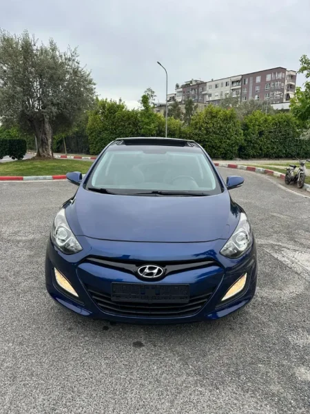 Tirane, shes makine HYUNDAI I30 FULLOPTION PANORAMA 1.6 Nafte, blu e errët automatik Klima 200.000 km