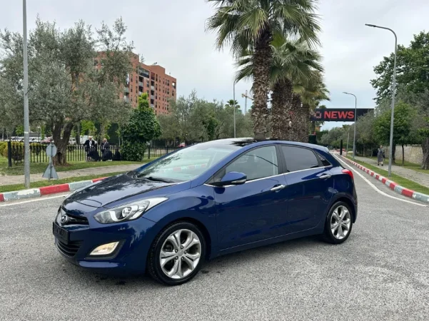 Tirane, shes makine HYUNDAI I30 FULLOPTION PANORAMA 1.6 Nafte, blu e errët automatik Klima 200.000 km