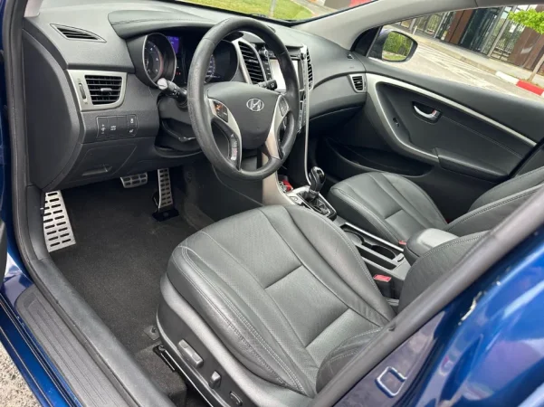 Tirane, shes makine HYUNDAI I30 FULLOPTION PANORAMA 1.6 Nafte, blu e errët automatik Klima 200.000 km