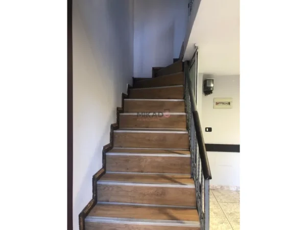 Tirane, jepet me qera ambjent biznesi Kati 1, 35 m² 500 € (Mbrapa Piazzes)