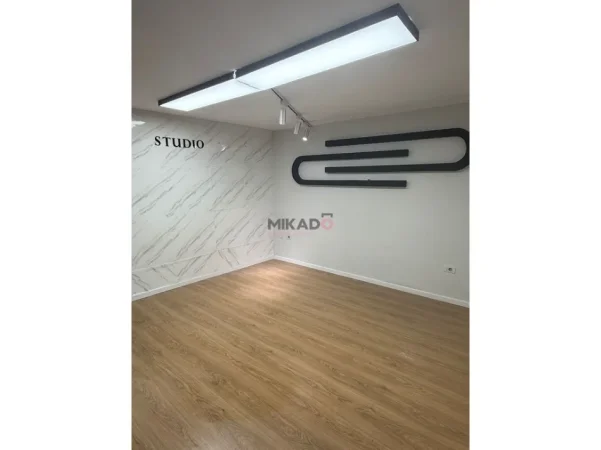 Tirane, jepet me qera ambjent biznesi Kati 1, 35 m² 500 € (Mbrapa Piazzes)