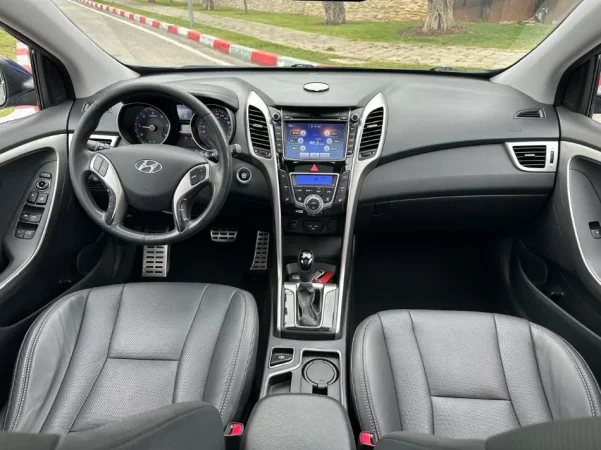 Tirane, shes makine HYUNDAI I30 FULLOPTION PANORAMA 1.6 Nafte, blu e errët automatik Klima 200.000 km