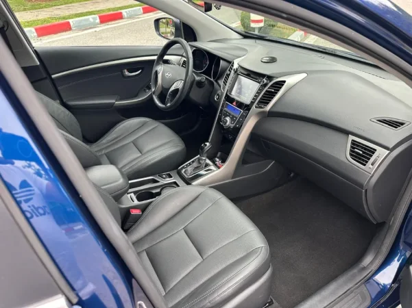 Tirane, shes makine HYUNDAI I30 FULLOPTION PANORAMA 1.6 Nafte, blu e errët automatik Klima 200.000 km