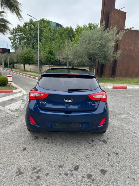 Tirane, shes makine HYUNDAI I30 FULLOPTION PANORAMA 1.6 Nafte, blu e errët automatik Klima 200.000 km